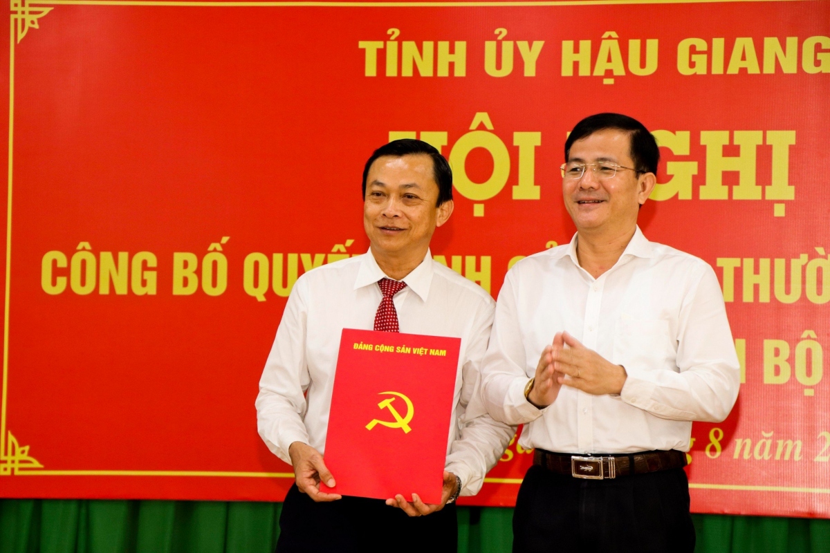 Phó Bí thư Thường trực Tỉnh ủy, Chủ tịch HĐND tỉnh Hậu Giang Trần Văn Huyến trao quyết định cho ông Lê Công Khanh. Ảnh D.K