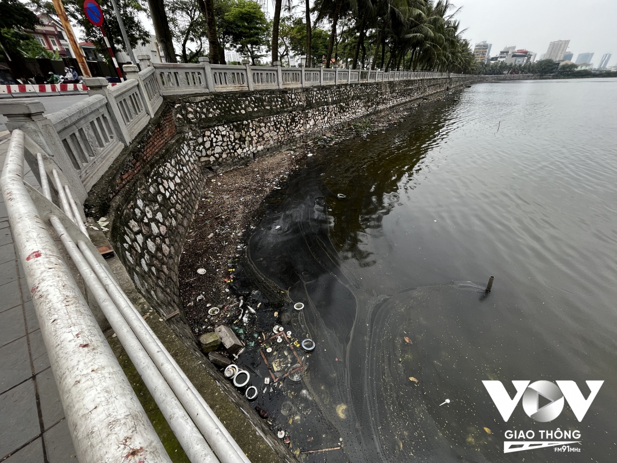 Mỗi dịp sau ngày lễ là người ta lại đem bát hương, ban thờ ra hồ Tây vứt, cho... "mát mẻ"