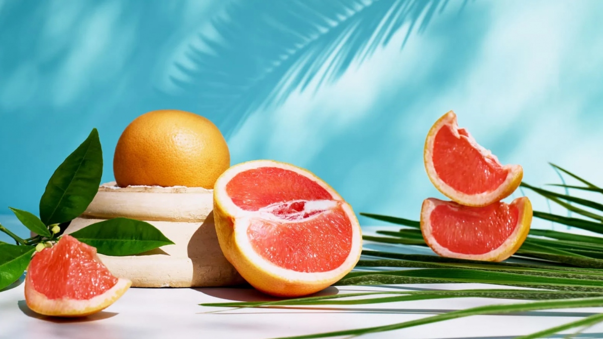 Hỗ trợ sức khỏe tim mạch: Ăn bưởi giúp tăng cường sức khỏe tim mạch bằng cách giảm lượng cholesterol và chất béo bão hòa trong máu của phụ nữ có thai. Một nghiên cứu được thực hiện trên chuột bạch cho thấy dùng chiết xuất bưởi cô đặc giúp làm giảm chất béo trung tính lên đến 21% và cholesterol có hại lên đến 41%.