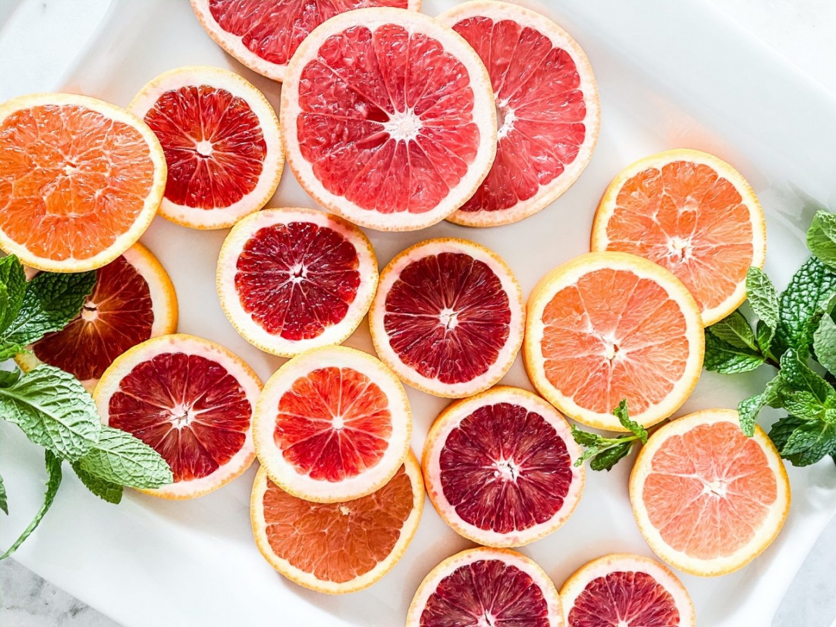 Giúp tăng cường hệ thống miễn dịch: Vitamin C trong quả bưởi có thể giúp thai phụ tăng cường hệ thống miễn dịch, và tránh khỏi bị nhiễm lạnh, cảm cúm, nhức đầu. Ngoài ra, vitamin C cũng là một chất chống oxy hóa rất tốt, giúp làm đẹp da cho thai phụ.