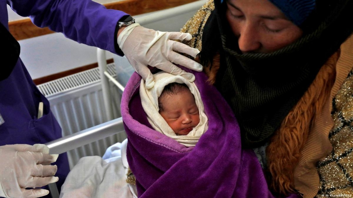 Phụ nữ và trẻ em gái Afghanistan đang chịu nhiều thiệt thòi dưới sự cai trị của Taliban. Ảnh: Reuters