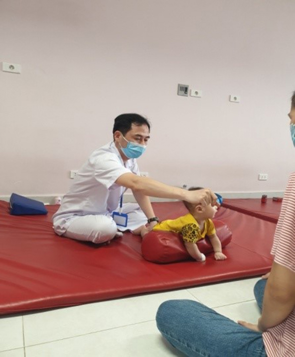 Quá trình can thiệp trẻ chậm phát triển vận động đòi hỏi sự kiên trì của cha mẹ
