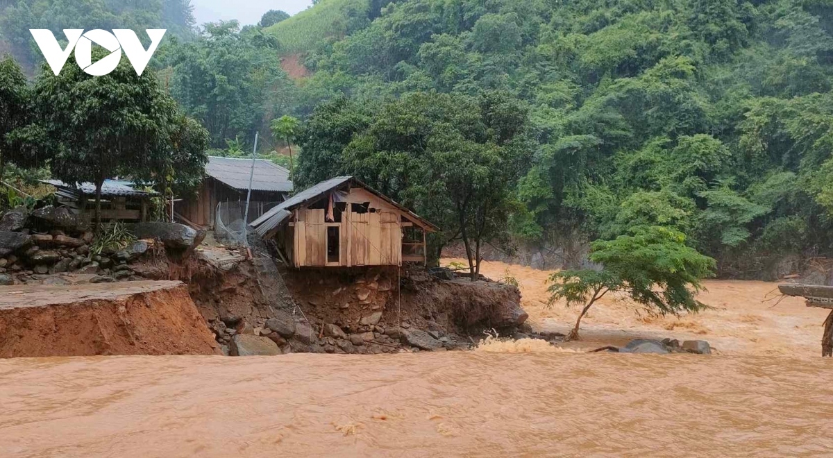 Các địa phương Tây Bắc đang tiếp tục rà soát các hộ sống trong vùng nguy hiểm, sạt lở để di dời đến nơi an toàn, đảm bảo an toàn tính mạng và tài sản