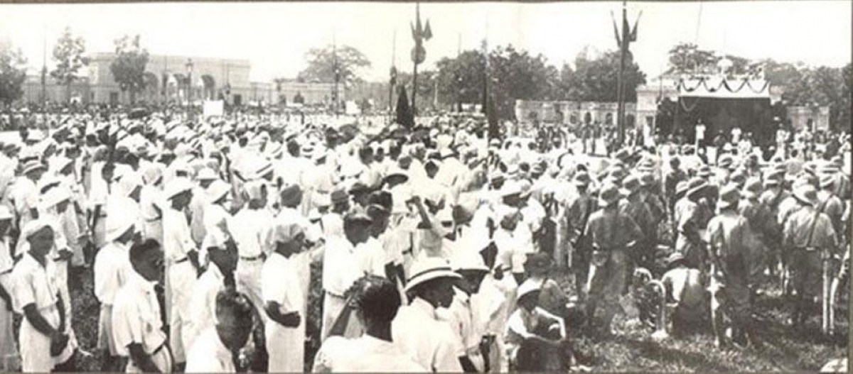 Các tầng lớp nhân dân tề tựu về quảng trường Ba Đình trong sáng 2/9/1945. (Ảnh: TTXVN)