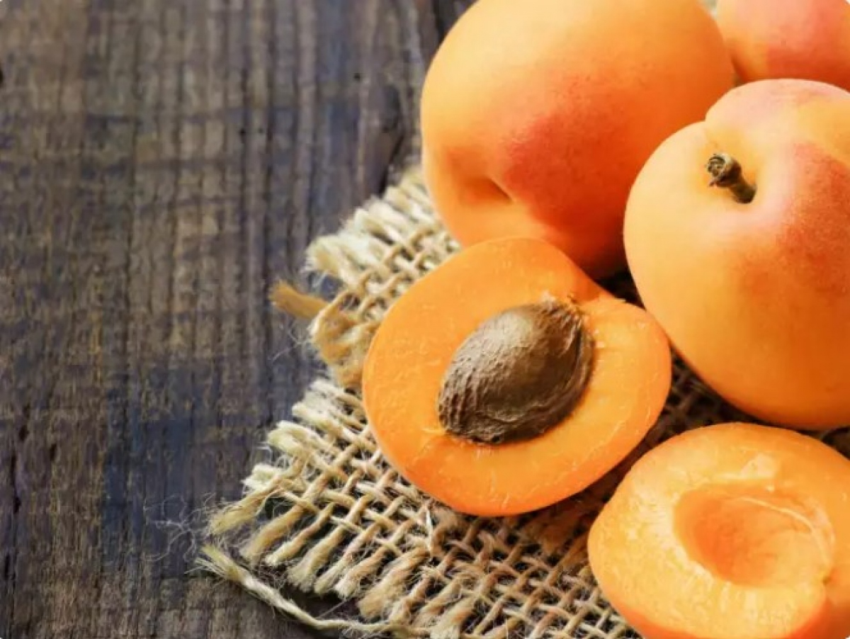 Ngoài ra, loại trái cây này rất giàu vitamin C, một chất chống oxy hóa giúp chống lại các gốc tự do, tăng cường hệ thống miễn dịch và hỗ trợ sản xuất collagen cho làn da dẻo dai và xương khớp chắc khỏe.