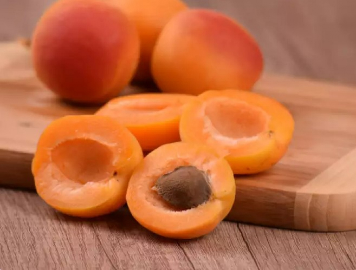 Đối với những người cố gắng duy trì cân nặng hợp lý, quả mơ là một lựa chọn lý tưởng. Nhờ vị ngọt tự nhiên và lượng calo thấp nên có thể thay thế hoàn hảo cho các món ăn nhẹ và món tráng miệng có đường. Bạn có thể thưởng thức những lát mơ tươi với sữa chua, trộn chúng thành sinh tố giải khát hoặc thưởng thức chúng như một món ăn nhẹ.