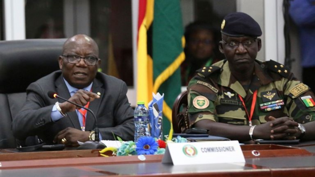 Ông Abdel-Fatau Musah (trái) phát biểu trong cuộc họp báo của ECOWAS. Ảnh: AP.