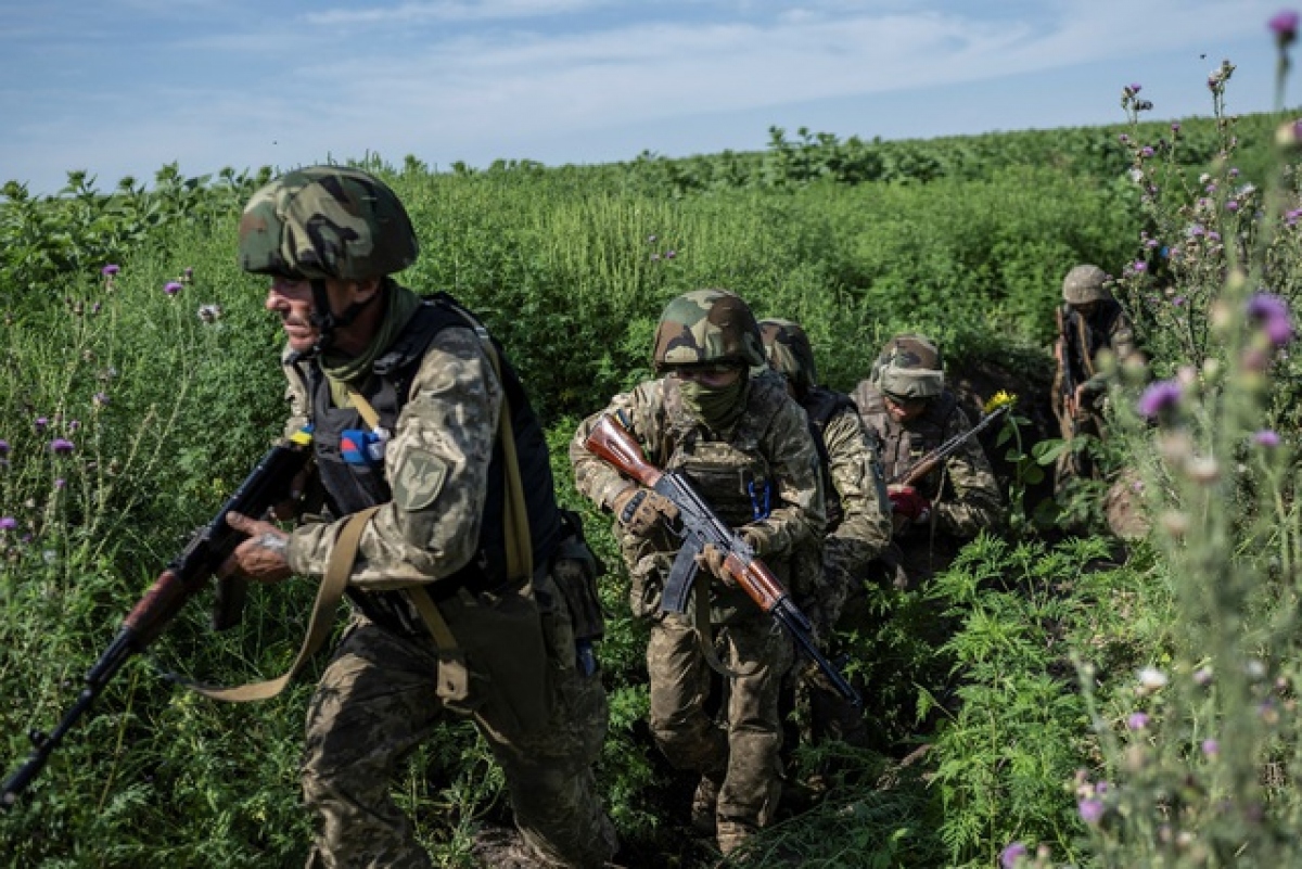 Quân nhân Ukraine tham gia một cuộc tập trận gần tiền tuyến ở tỉnh Donetsk thuộc miền đông Ukraine ngày 31/7. Ảnh: Reuters