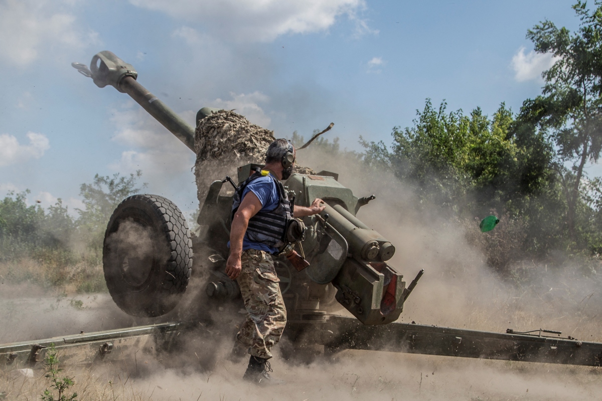 Binh sĩ Ukraine khai hỏa lựu pháo D-30 gần một tiền tuyến ở tỉnh Mykolaiv ở miền Nam. Ảnh: Reuters