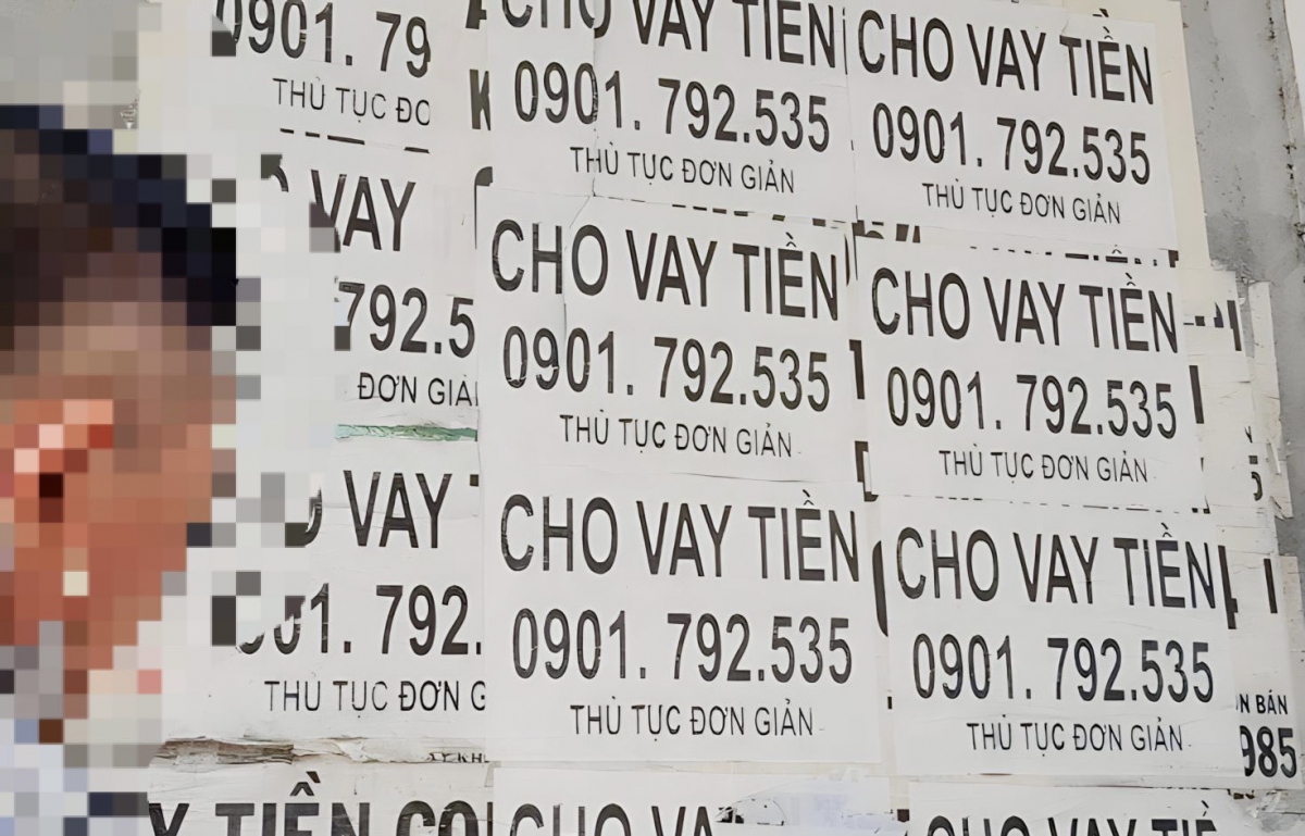 Quảng cáo dịch vụ cho vay tiền của tín dụng đen được dán khắp nơi (Ảnh minh họa KD)