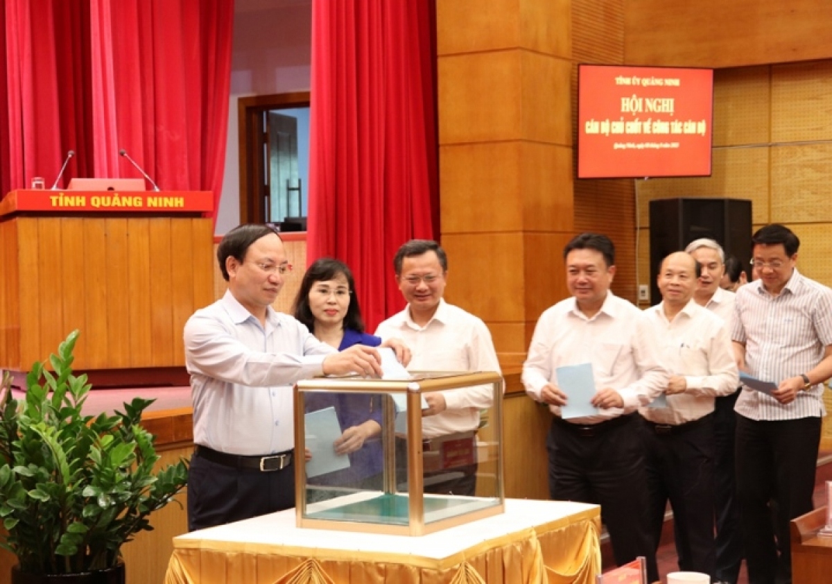 Cán bộ chủ chốt tỉnh Quảng Ninh bỏ phiếu giới thiệu nhân sự quy hoạch Ban Chấp hành Trung ương Đảng.