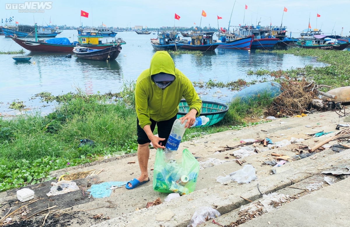 3 năm nay, ngày nào bà Lê Thị Cúc (trú xã Duy Nghĩa, huyện Duy Xuyên) cũng đi bộ dọc theo mép con nước gần bờ để nhặt nhạnh vỏ chai nhựa. Công việc vừa giúp người phụ nữ này kiếm thêm thu nhập trang trải cuộc sống, vừa góp một phần công sức nhỏ bé để hạn chế sức tấn công khủng khiếp của rác thải đối với môi trường nước. “Sau khi sử dụng hết nước trong chai, ngư dân lại tiện tay vứt ngay chỗ neo đậu tàu thuyền. Ngoài ra, khu vực này ở sát chợ nên lượng chai nhựa thải ra cũng nhiều vô kể. Ngày nào tôi cũng đi nhặt, có hôm được cả bao lớn" – bà Cúc nói.