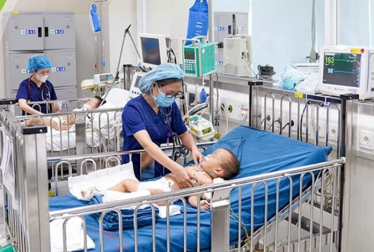 Các bác sĩ khoa điều trị tích cực nội khoa chăm sóc hai bệnh nhi bị rắn độc cắn. (Ảnh: BVCC)