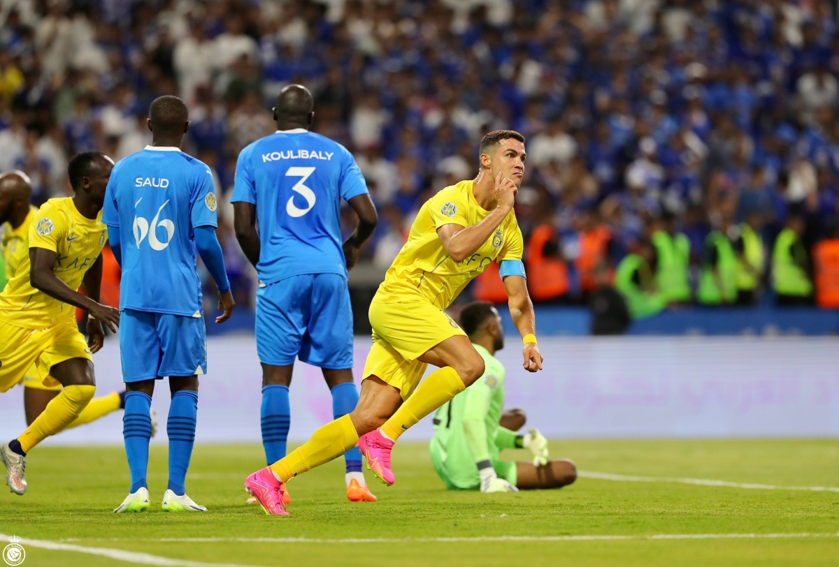 Ronaldo toả sáng rực rỡ với cú đúp trong trận chung kết giúp Al Nassr lội ngược dòng thắng Al Hilal