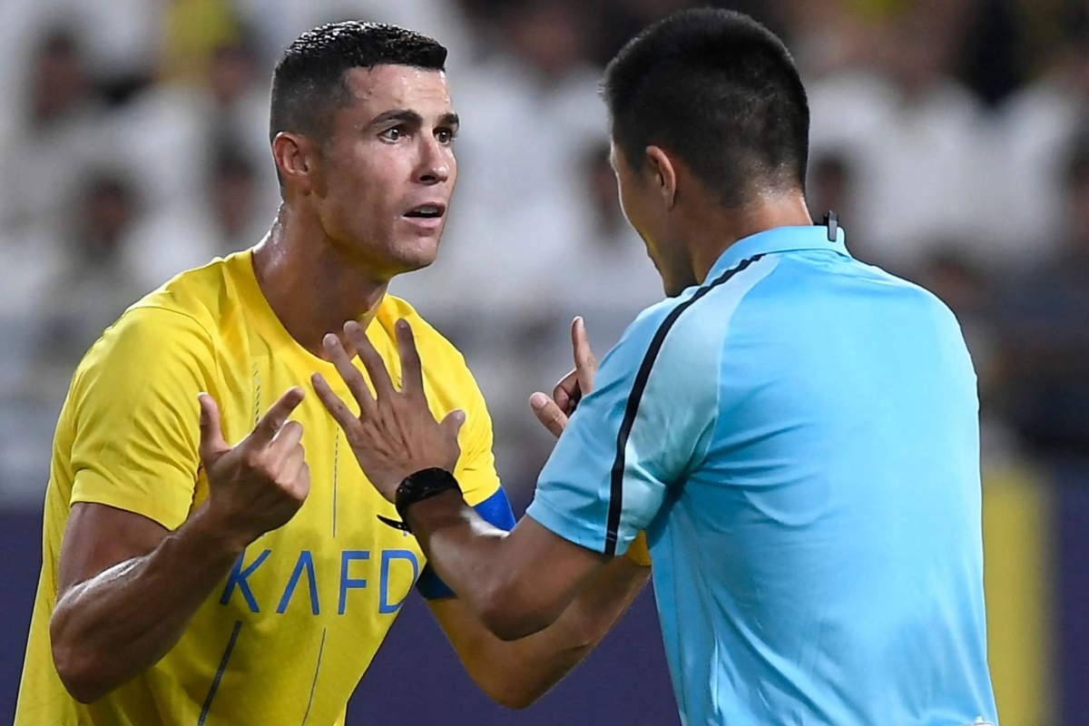 Ronaldo bức xúc khi bị trọng tài từ chối phạt đền. (Ảnh: Getty)