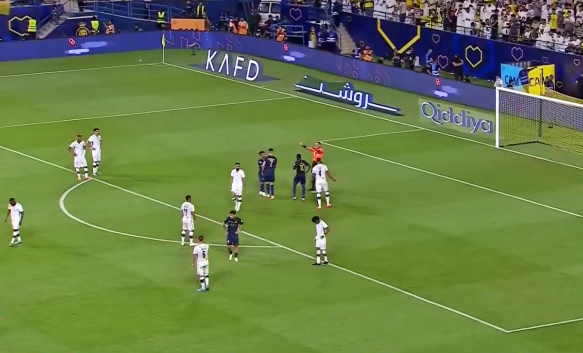 Ronaldo nhường sút 11m cho đồng đội.