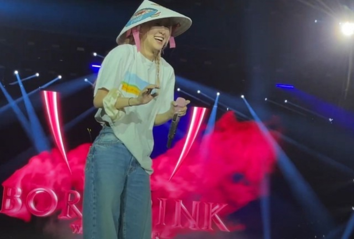 Rosé Blackpink đội nón lá Việt Nam trong buổi diễn tập tại Las Vegas.
