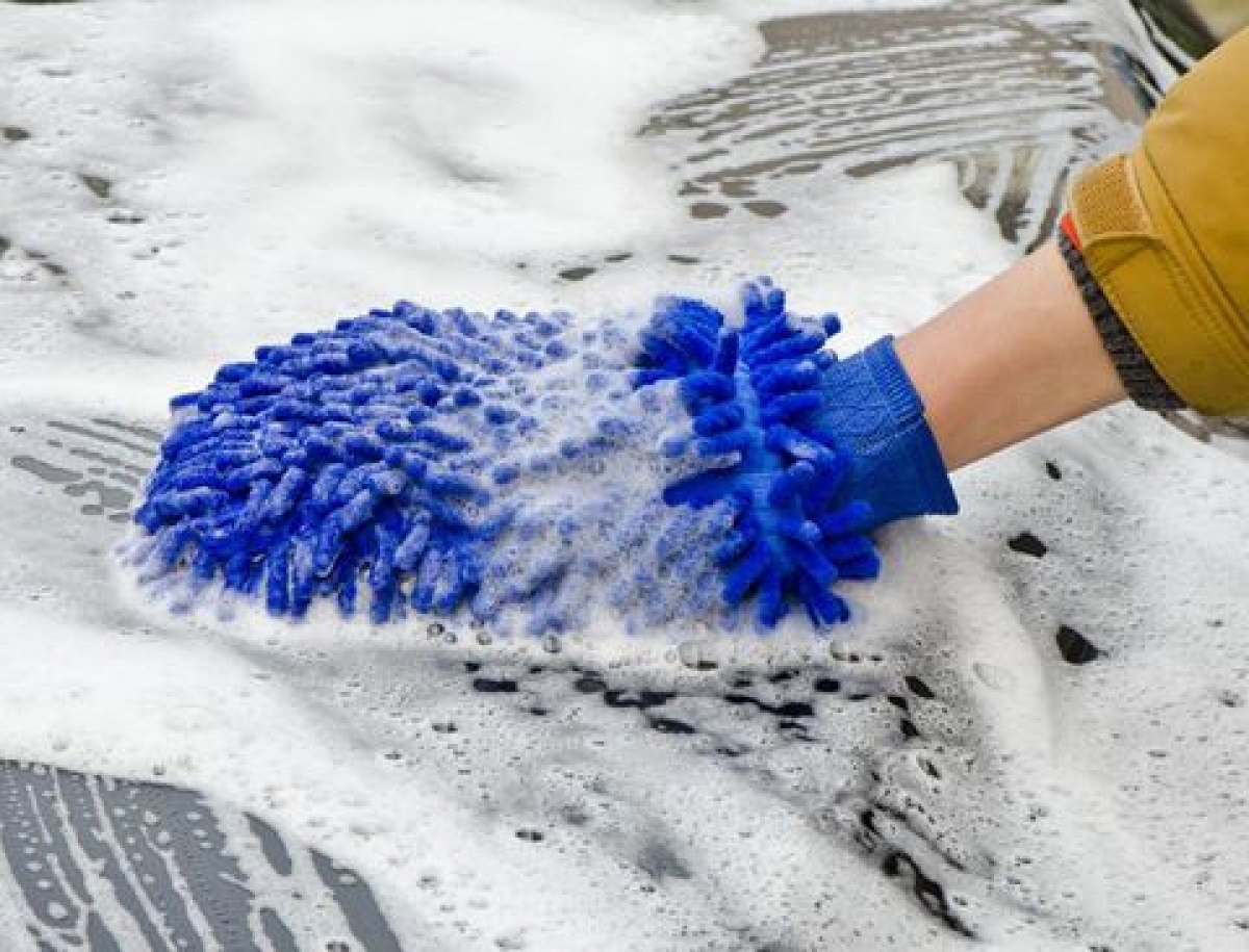 Muốn hạn chế các vết xước nhỏ trên xe, bạn nên dùng khăn mềm để rửa.