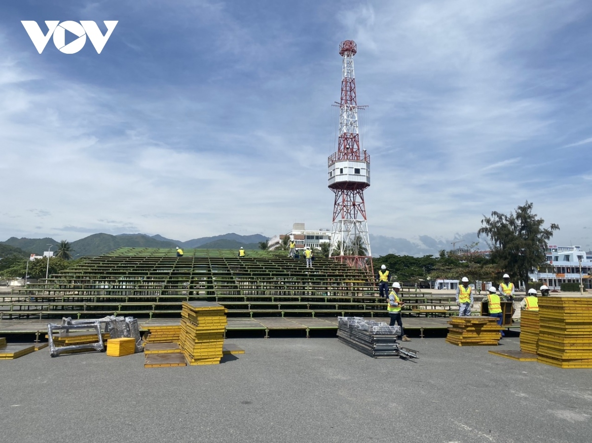 Sân khấu đang được khẩn trương lắp dựng tại cầu cảng Học viện Hải quân (Ảnh: VOV-Miền Trung)