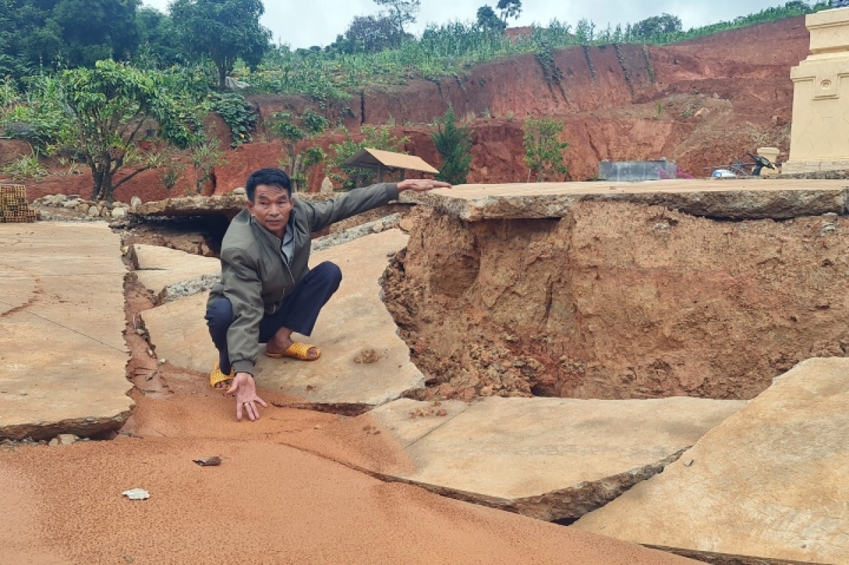 Sân nhà dân ở xã Đông Thanh (huyện Lâm Hà, Lâm Đồng) bị sạt trượt.