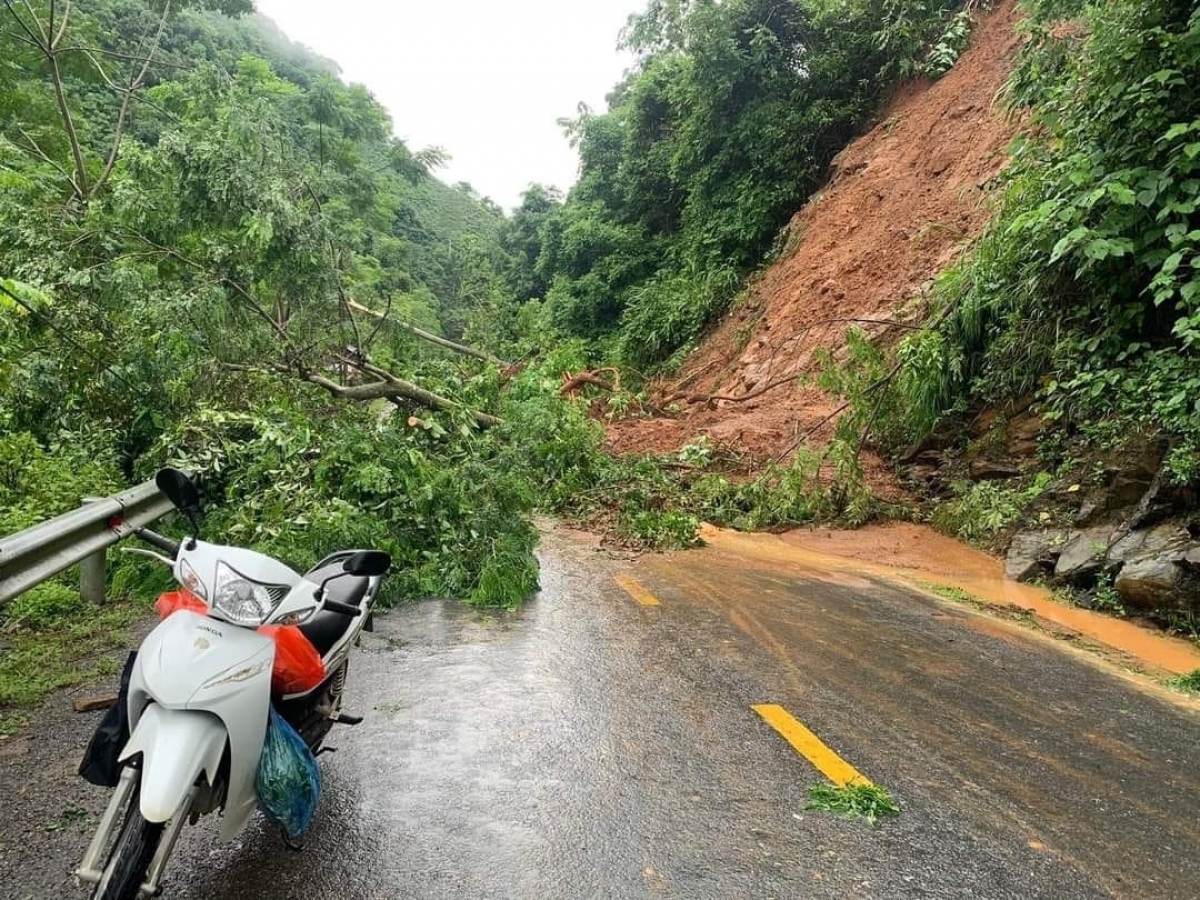 Mưa lớn khiến một số tuyến giao thông tại huyện Bảo Lạc, Cao Bằng bị ách tắc do sạt lở (Ảnh: Mạnh Hùng)