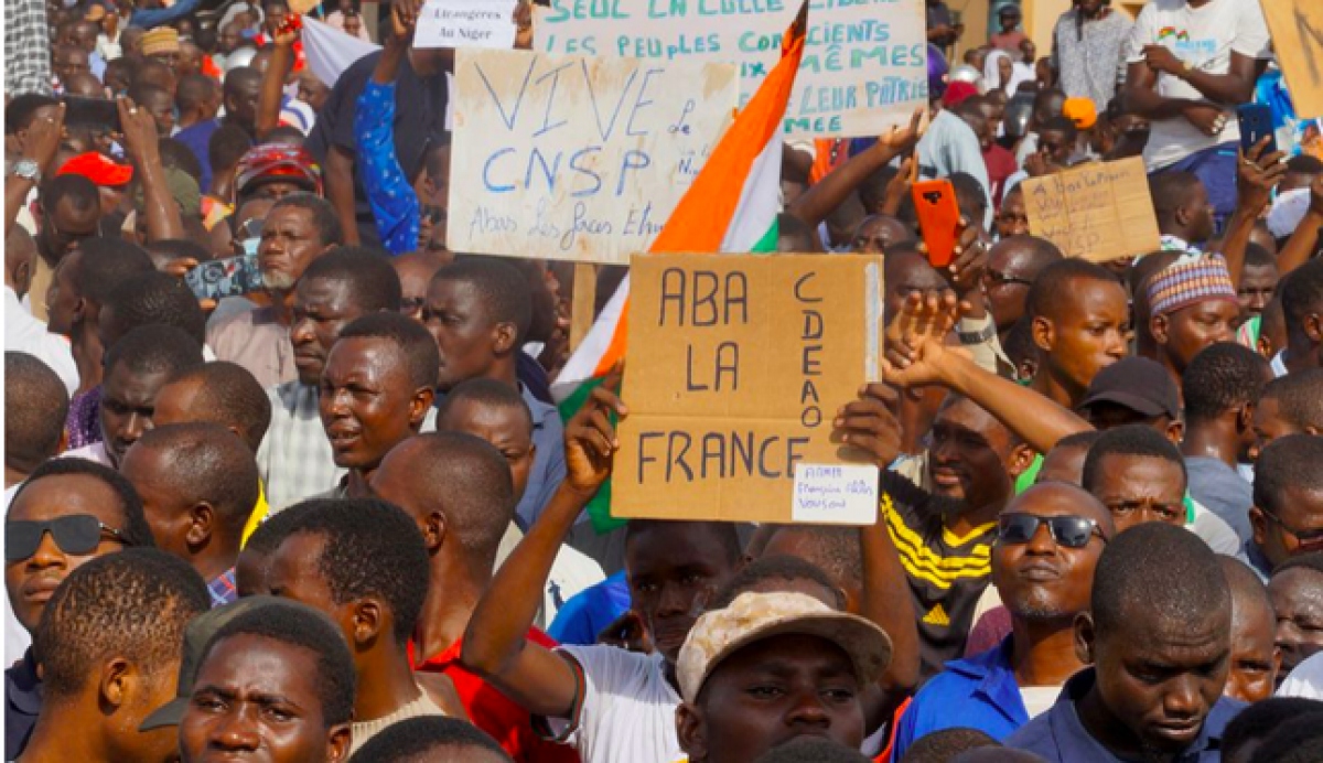 Người biểu tình tụ tập ở thủ đô Niamey của Niger để ủng hộ lực lượng đảo chính ngày 30/7. (Ảnh: Reuters)