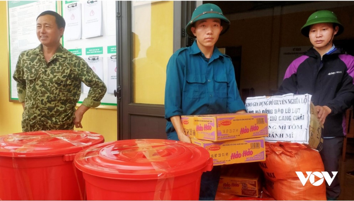 Vật dụng và lương thực từ nơi xa quyên góp, sau khi chuyển đến đã được các lực lượng chuyển nhanh vào tâm lũ.