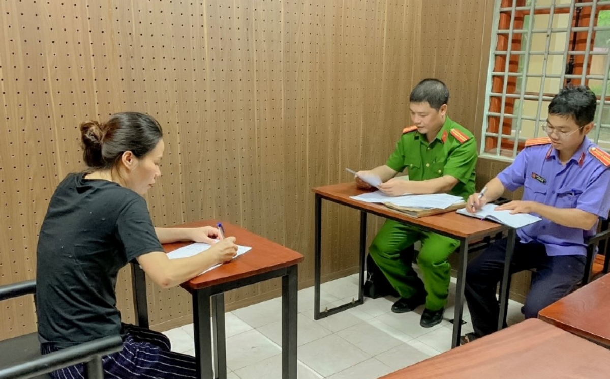 Nguyễn Thị Bắc tại cơ quan công an. (Ảnh: Công an cung cấp)