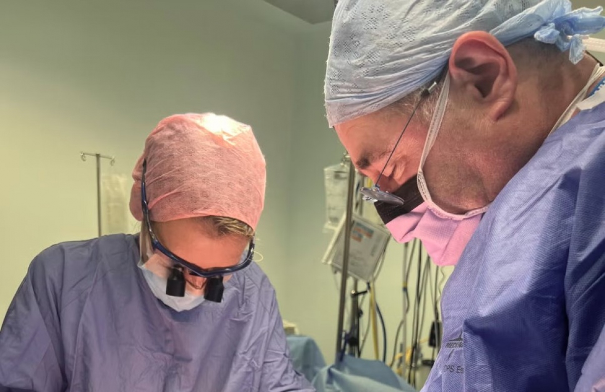 Ca cấy ghép tử cung đầu tiên tại Anh, đem lại hy vọng cho phụ nữ hiếm muộn (Ảnh: Womb Transplant UK/PA)