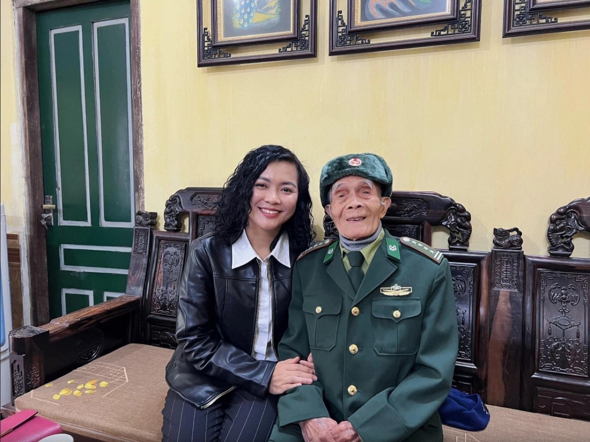 Đại tá Hoàng Long Xuyên và đạo diễn Nguyễn Hương Dung gặp nhau hồi đầu năm 2023 khi thực hiện ký sự truyền hình “Nhớ Việt Bắc” - Ảnh: HƯNG LÊ