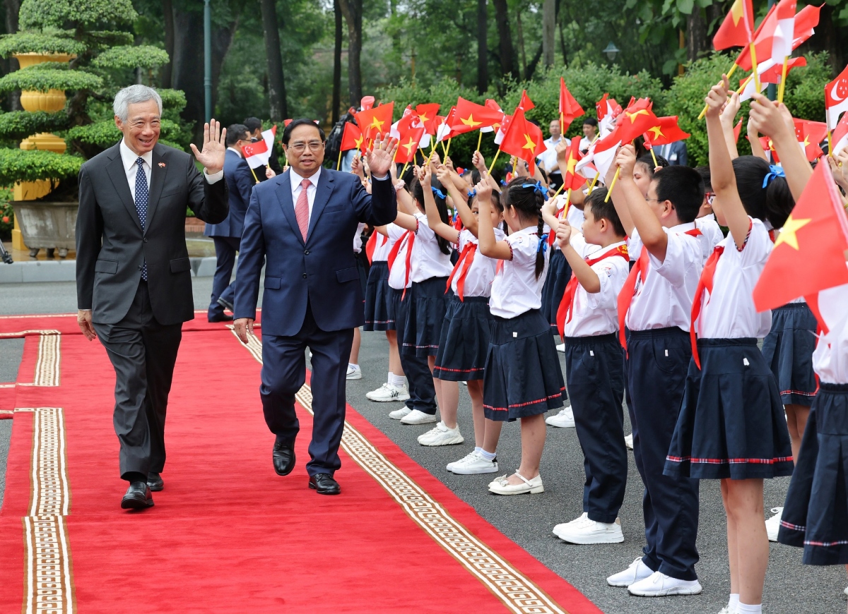 On his page, PM Loong shows sincere thanks to his counterpart Pham Minh Chinh for the warm welcome in Vietnam.