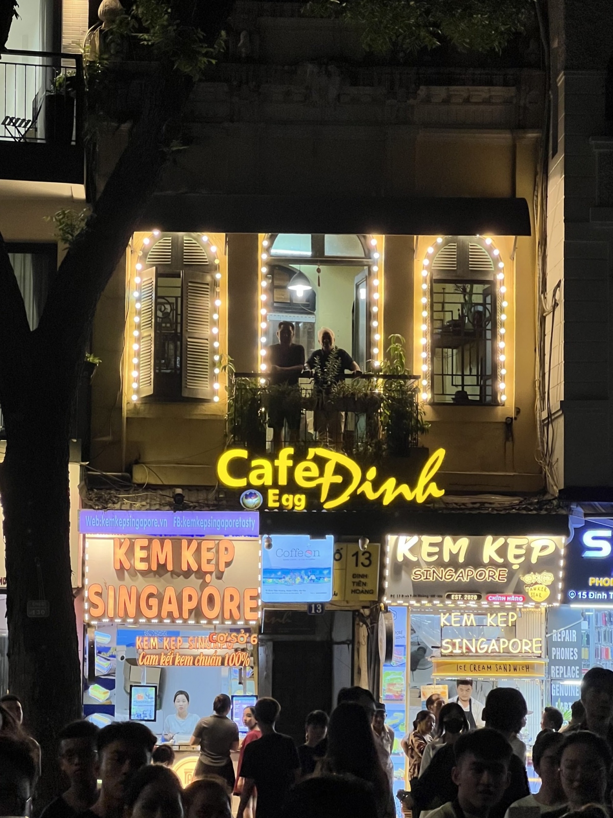 “For many Singaporeans as well as visitors to Singapore, ice cream sandwich sellers are a common sight. This can now be found in Vietnam, where they are called “kem kẹp”. Hopefully the Vietnamese enjoy this icy treat as much as we do!,” PM Loong writes while posting a photograph taken by himself.
