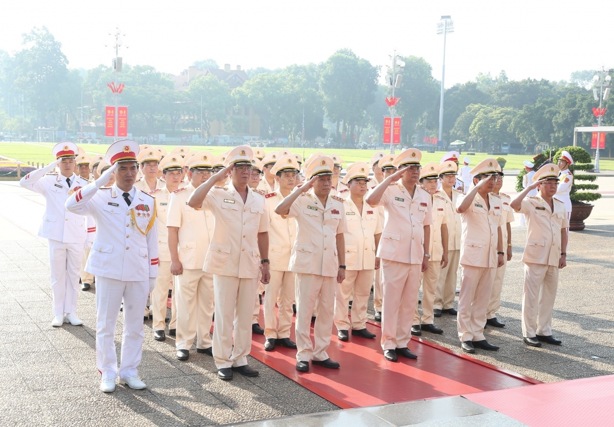 On the morning of the same day, delegations from the Central Military Commission under the Ministry of National Defence; the Central Public Security Party Committee under the Ministry of Public Security; and the municipal Party Committee, People’s Council, and People’s Committee of Hanoi also lay wreaths in tribute to President Ho Chi Minh.
