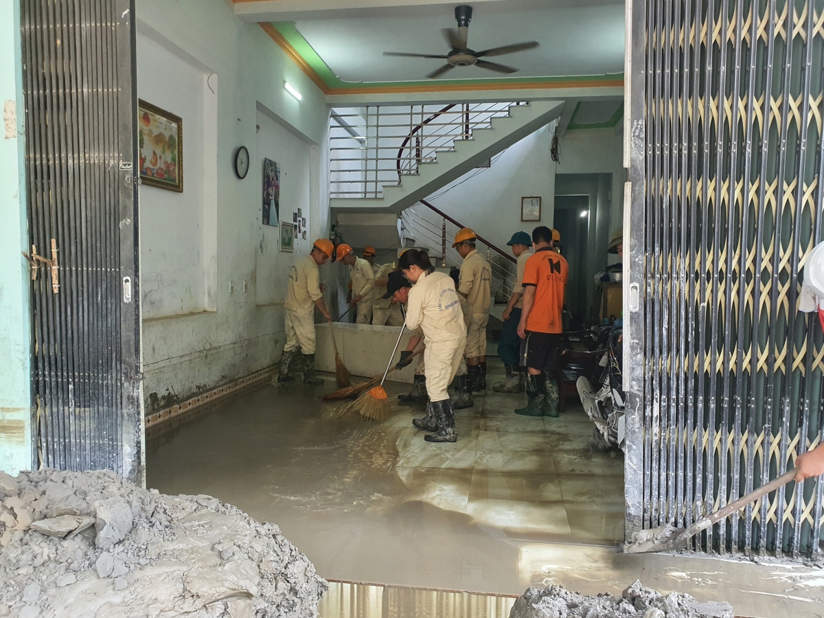 Hỗ trợ dọn dẹp bùn và nước thải tràn vào nhà dân sau sự cố