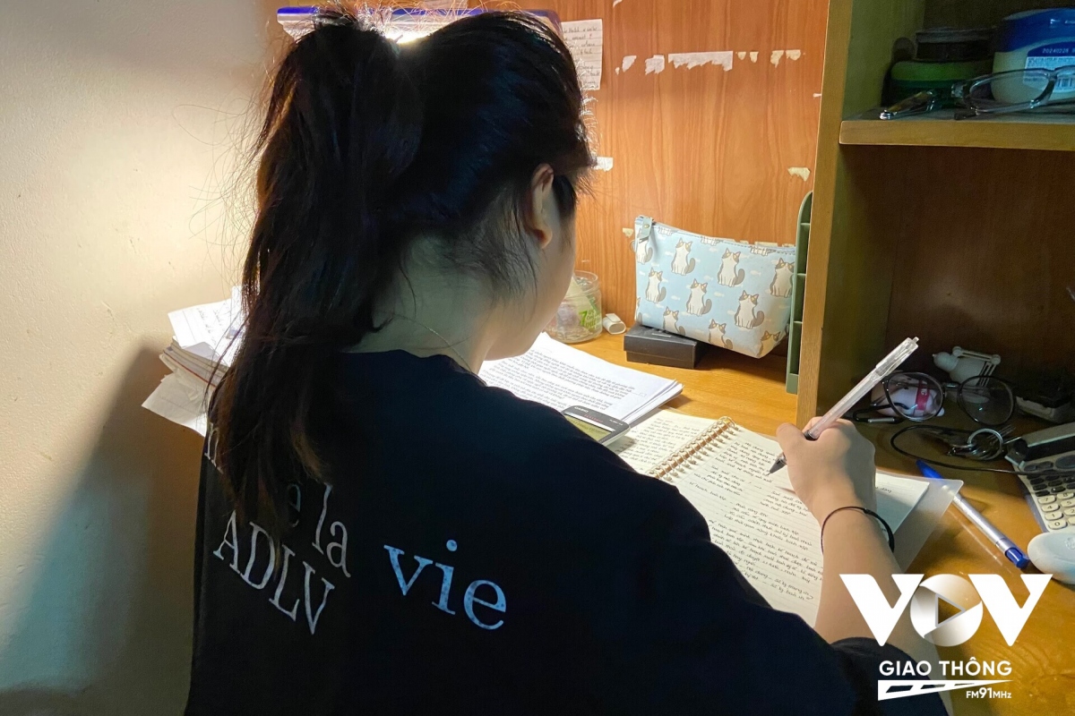 Chẳng những giá phòng trọ tăng mà giá dịch vụ đi kèm như tiền điện, nước... cũng leo thang khiến cho nhiều sinh viên phải vất vả với ngân quỹ eo hẹp của mình.