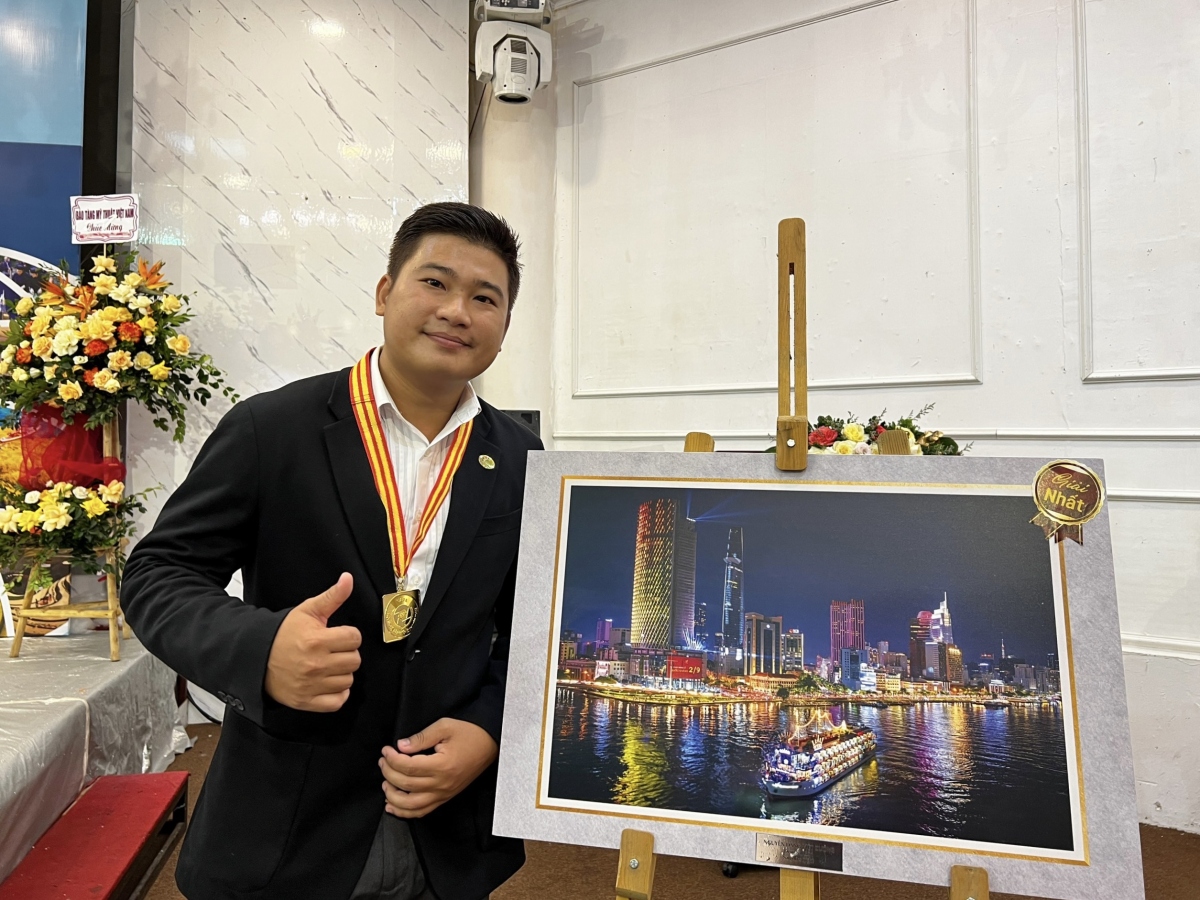 Tác giả Nguyễn Đặng Việt Cường bên tác phẩm "Đêm Sài Gòn".