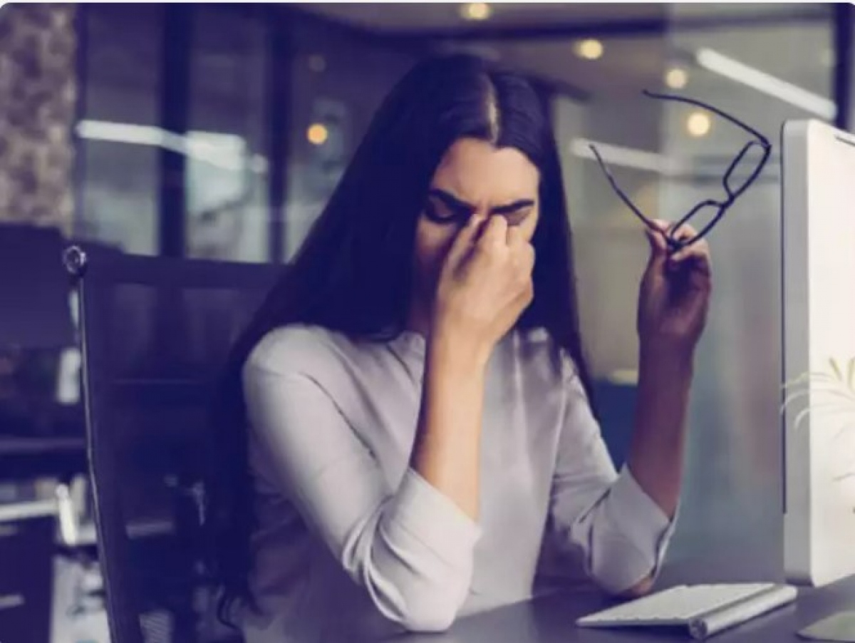 Các yếu tố khác là gì? Chuyên gia cho biết, các yếu tố khác như căng thẳng, giấc ngủ không đều, thói quen ăn kiêng và các yếu tố lối sống khác cũng góp phần gây ra chứng đau nửa đầu ở phụ nữ. Các nghiên cứu đã gợi ý rằng phụ nữ có thể có ngưỡng chịu đau thấp hơn và độ nhạy cảm với cơn đau cao hơn nam giới. Sự nhạy cảm cao hơn này có thể góp phần làm tăng tần suất chứng đau nửa đầu ở phụ nữ.