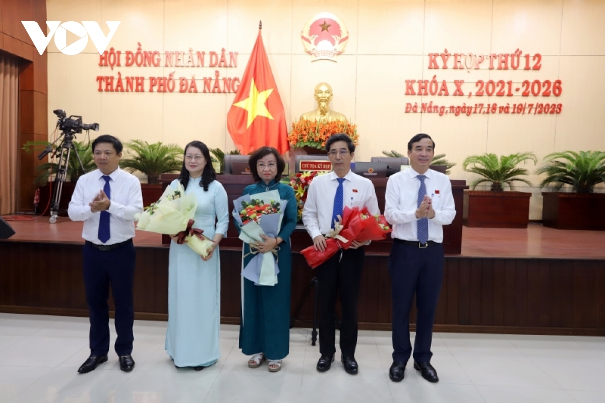 Lãnh đạo thành phố Đà Nẵng tặng hoa ông Trần Chí Cường (thứ 2 bên phải), bà Ngô Thị Kim Yến (áo dài xanh đậm) tại Kỳ họp thứ 12 Hội đồng Nhân dân thành phố Đà Nẵng ngày 19/7.