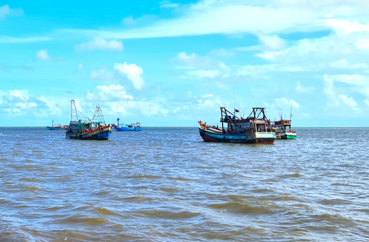 Tàu cá gặp nạn đang được hỗ trợ trục vớt