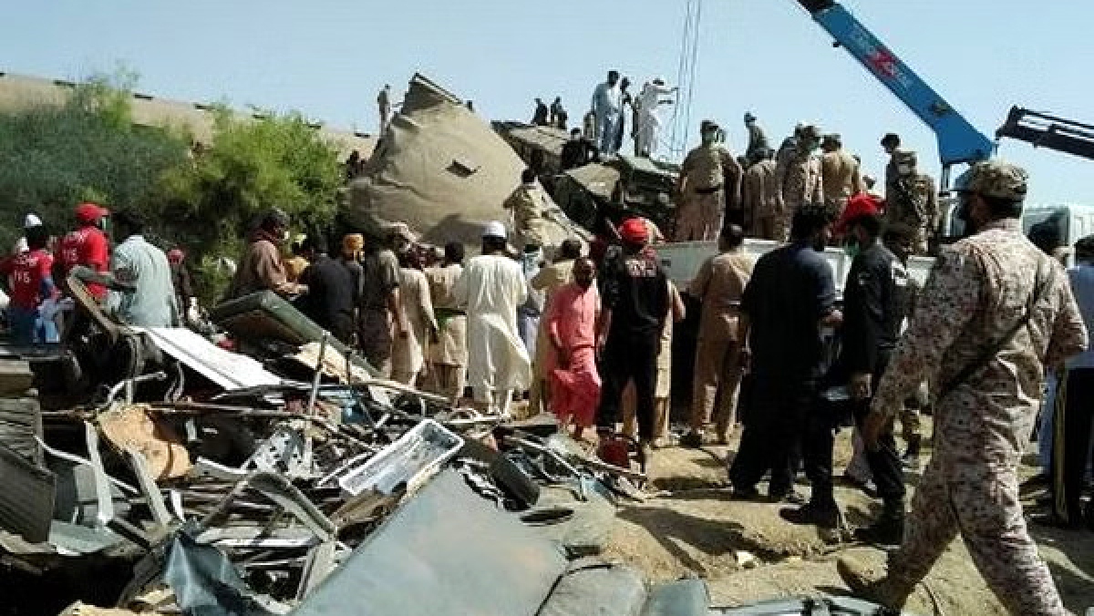 Hiện trường vụ tai nạn tàu tốc hành tại tỉnh Sindh, miền Nam Pakistan - Ảnh: Reuters