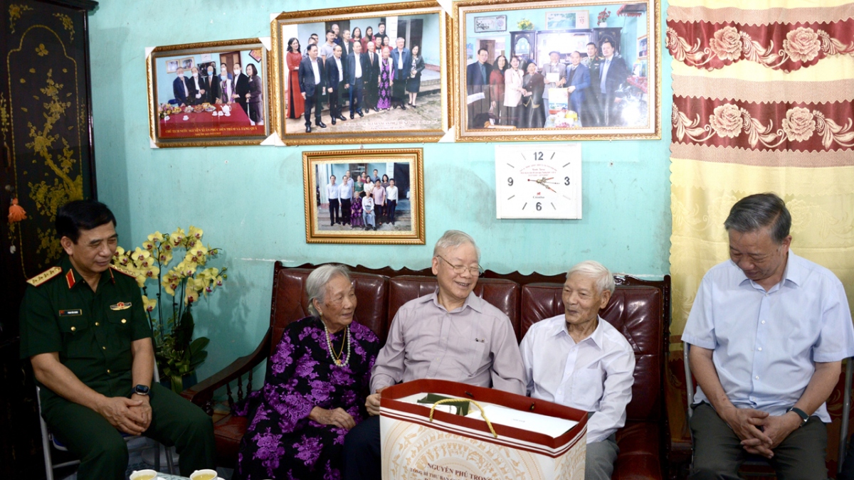 Tổng Bí thư Nguyễn Phú Trọng cùng đoàn công tác tới thăm tặng quà gia đình ông Nguyễn Xuân Khoát, cán bộ lão thành cách mạng
