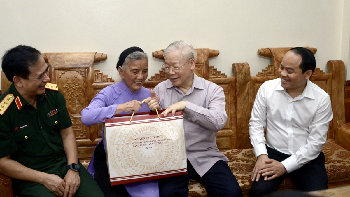 Tổng Bí thư Nguyễn Phú Trọng cùng đoàn công tác tới thăm tặng quà gia đình bà Bạch Thị Khôi cán bộ tiền Khởi nghĩa tại thành phố Lạng Sơn