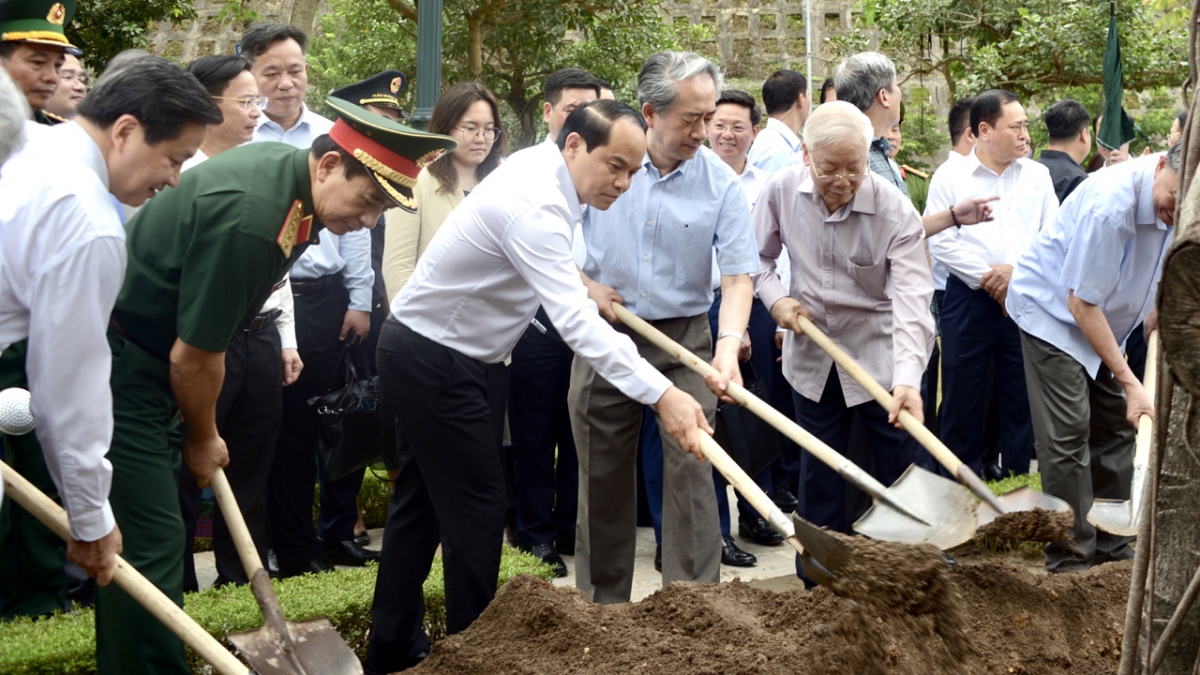 Tổng Bí thư Nguyễn Phú Trọng cùng Đại sứ Trung Quốc tại Việt Nam Hùng Ba đã cùng trồng cây lưu niệm tại Cửa khẩu Hữu nghị