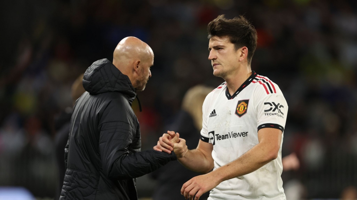 HLV Erik Ten Hag "nhắc khéo" Maguire cần sớm rời MU