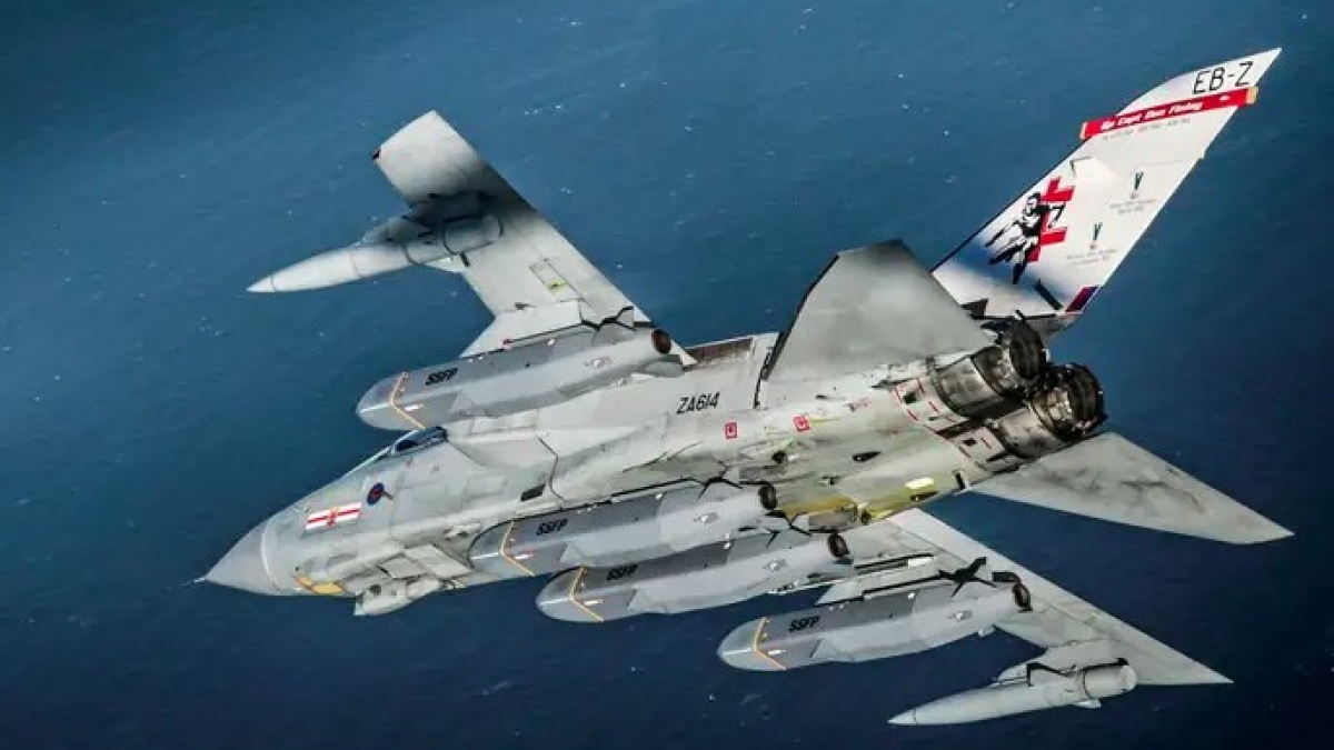 Tiêm kích Tornado GR4 của Không quân Hoàng gia Anh mang tên lửa Storm Shadow. Ảnh: Bộ Quốc phòng Anh