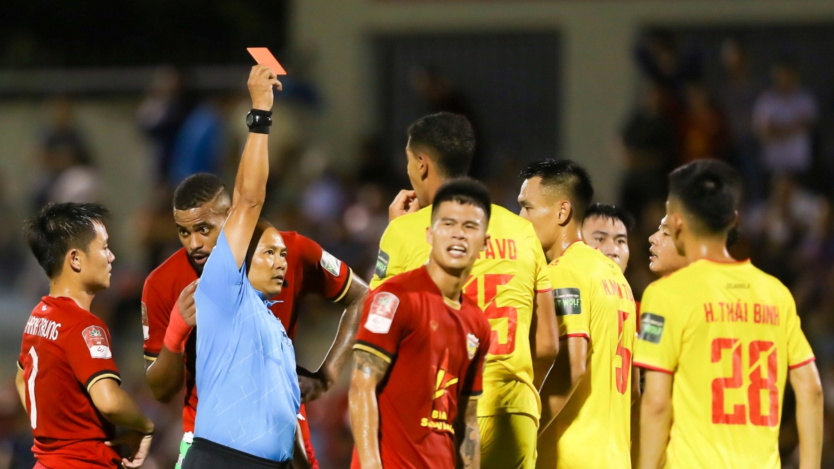 Gustavo Sant Ana Santos nhận thẻ đỏ ở trận đấu với Hà Tĩnh (Ảnh: VPF).