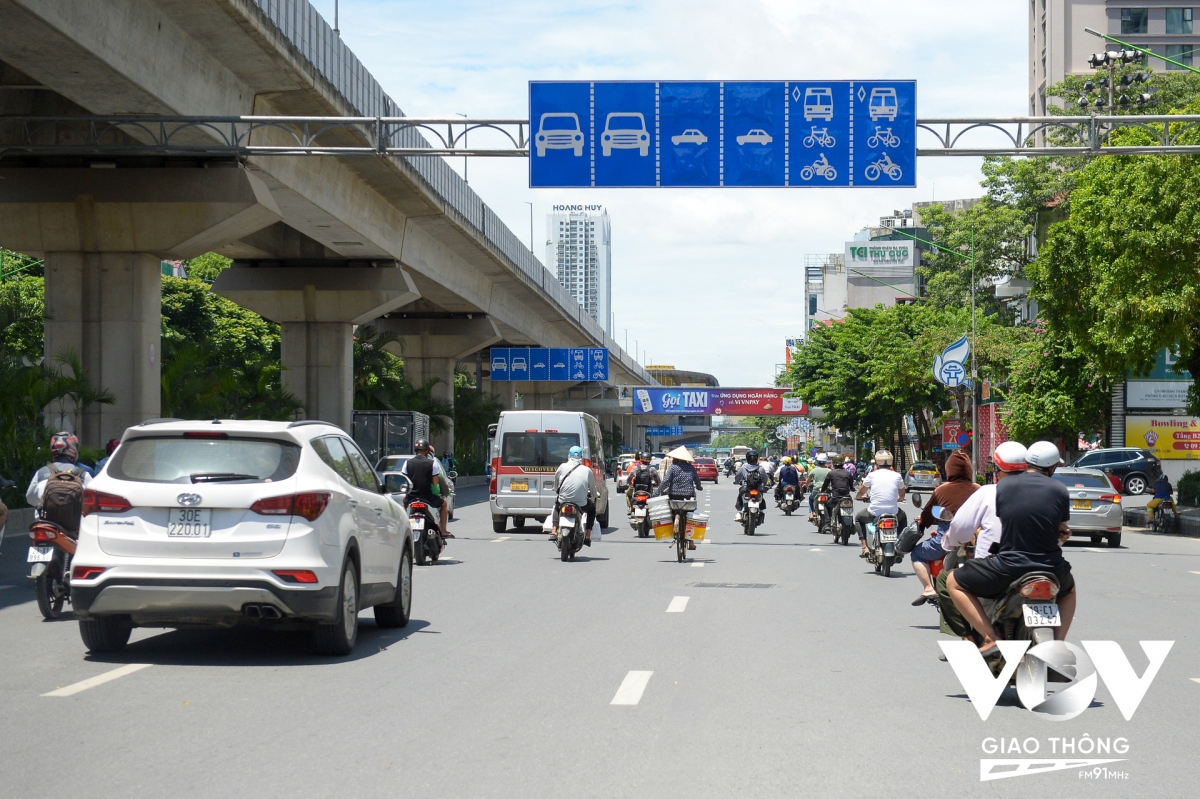 Ngày 8/8, theo ghi nhận của phóng viên VOV Giao thông, dải phân cách cứng trên đường Nguyễn Trãi, TP Hà Nội, đoạn từ Ngã Tư Sở đi hầm chui Thanh Xuân và ngược lại đã được tháo một số vị trí. Theo đó, ngày 6/7/2023, dải phân cách được điều chỉnh đoạn giao với đường Nguyễn Tuân trên đường Nguyễn Trãi và dỡ bỏ dải phân cách đoạn trước cửa toà nhà Hoàng Huy để phục vụ thi công dự án hệ thống xử lý nước thải Yên Xá (Hà Nội).