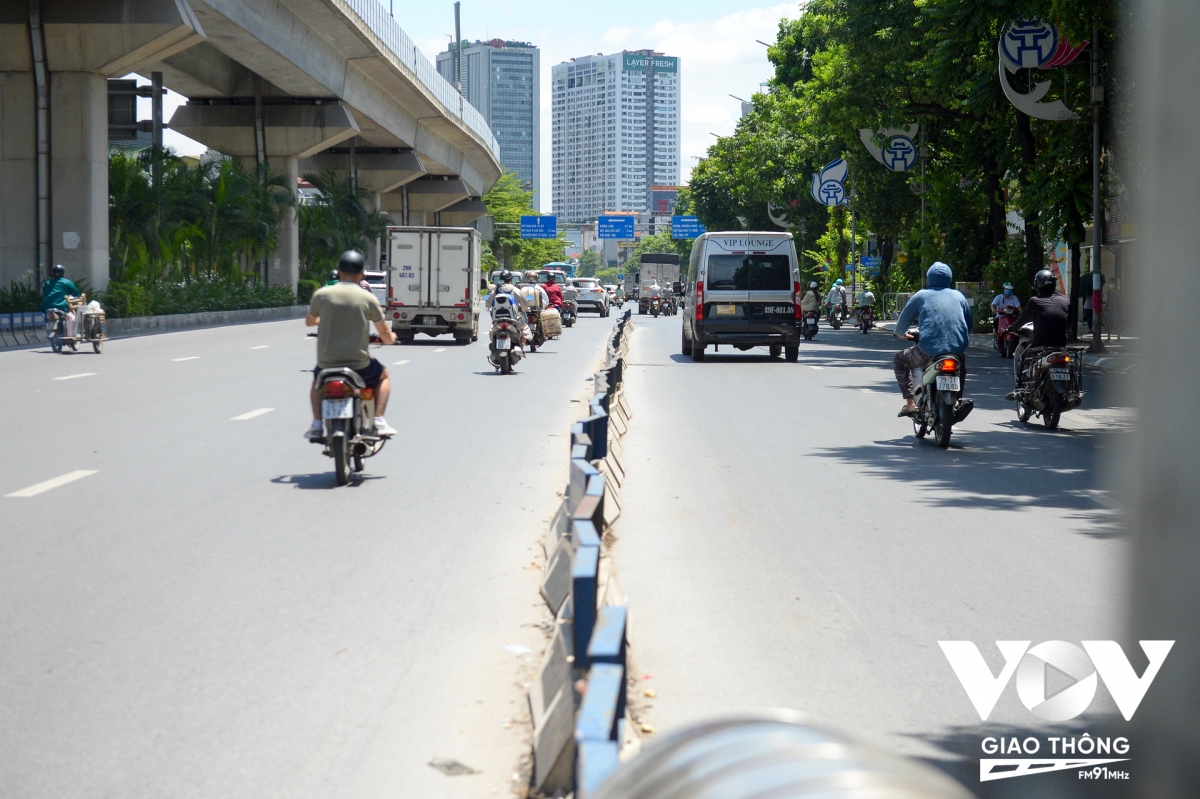 Ở đoạn còn dải phân cách cứng phân làn, xe máy vẫn lưu thông vào làn xe ô tô, mặc dù thời điểm phóng viên VOV Giao thông ghi nhận không phải khung giờ cao điểm.