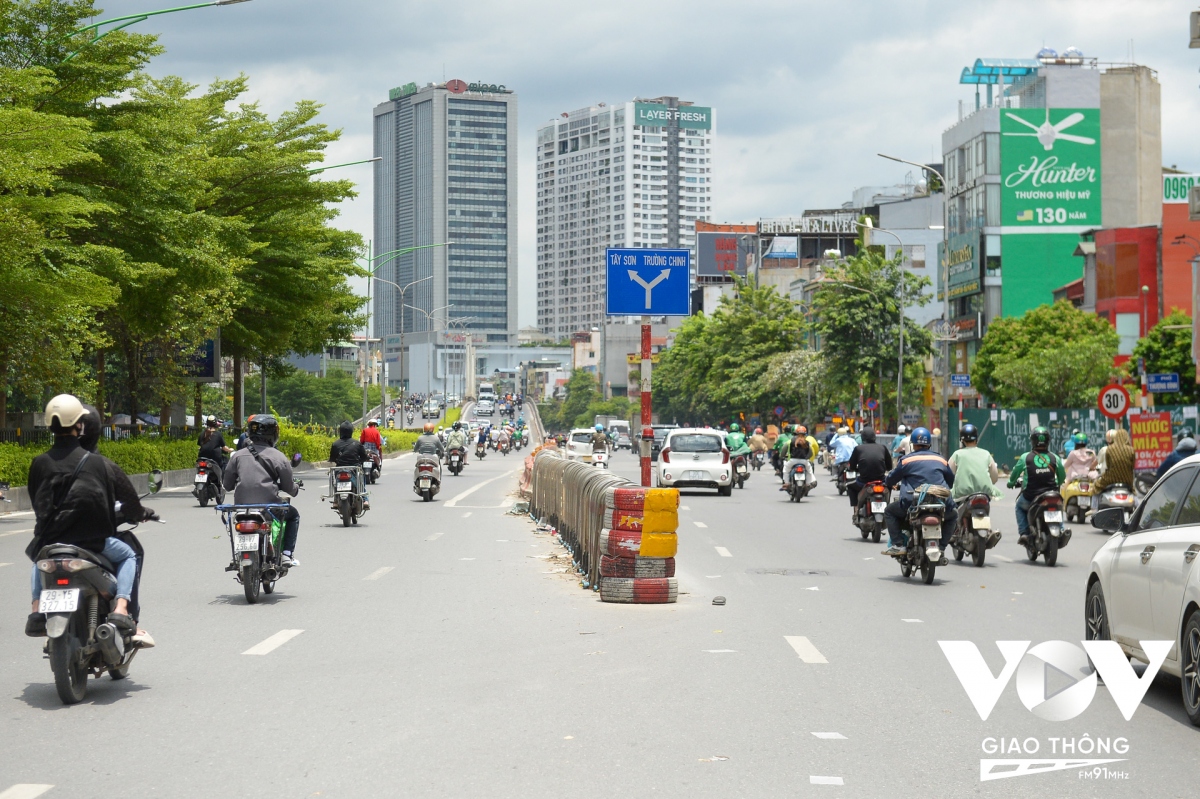 Dải phân cách tại chân cầu vượt Ngã Tư Sở.