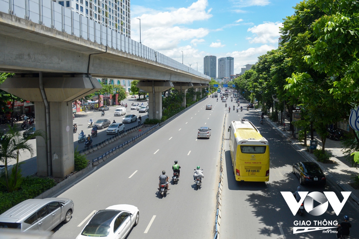 Trước đó, từ tháng 8 năm 2022, để giảm thiểu tình trạng ùn tắc, tạo điều kiện thuận lợi cho người tham gia giao thông, hàng chục công nhân đã được huy động, lắp dải phân cách, tổ chức lại giao thông tuyến đường Nguyễn Trãi đoạn từ hầm chui Thanh Xuân đến Ngã Tư Sở.